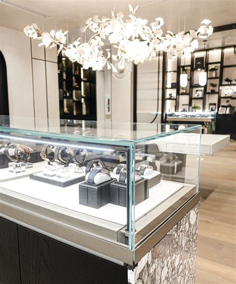 Burdeen's jewelry - 909 N. Michigan Ave. 909 N. Michigan Ave. Chicago, IL 60611. (312) 448-8344. This speakeasy-style boutique will offer the finest in estate jewelry, fine Jewelry and pre-owned watches. The boutique will also feature new watches from luxury swiss watch Maison, Vacheron Constantin. Serving as the premier Chicago Magnificent Mile destination. 